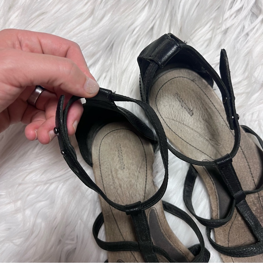 Patagonia leather cross strap leather sandals in black - Picture 2 of 8